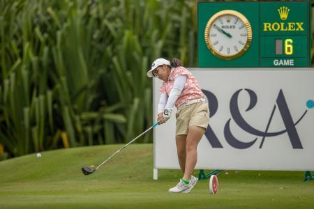 　アジア太平洋女子アマチュア選手権第３ラウンド、１番でティーショットを放つ新地真美夏＝５日、サイアムＣＣ（ゲッティ＝共同）