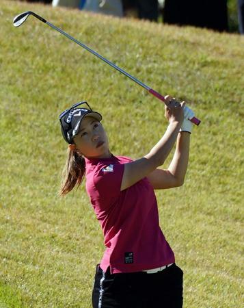 　１番、打目でピンを狙う上田桃子（撮影・山口登）