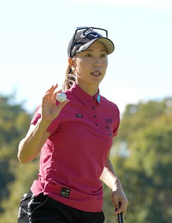 　１番、上田桃子はバーディーを決めギャラリーの声援に応える（撮影・山口登）