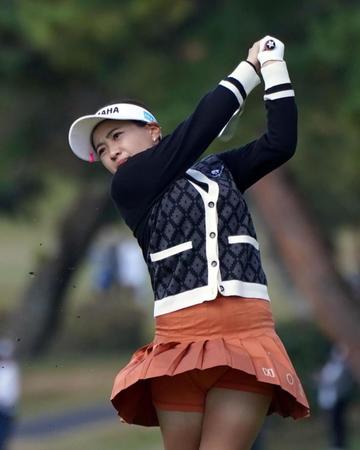 　９番、２打目を打つ永井花奈（撮影・山口登）