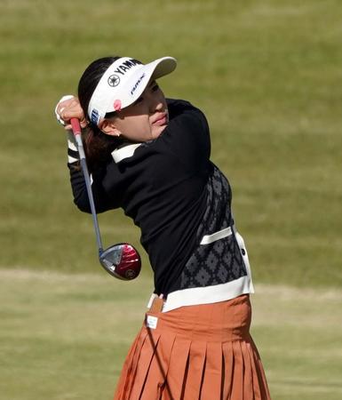 　１８番、２打目を打つ永井花奈（撮影・山口登）