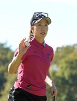 　１番、上田桃子はバーディーを決めギャラリーの声援に応える（撮影・山口登）