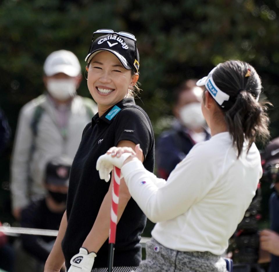 　７番ティーで上田桃子（左）は山下美夢有と談笑する（撮影・山口登）