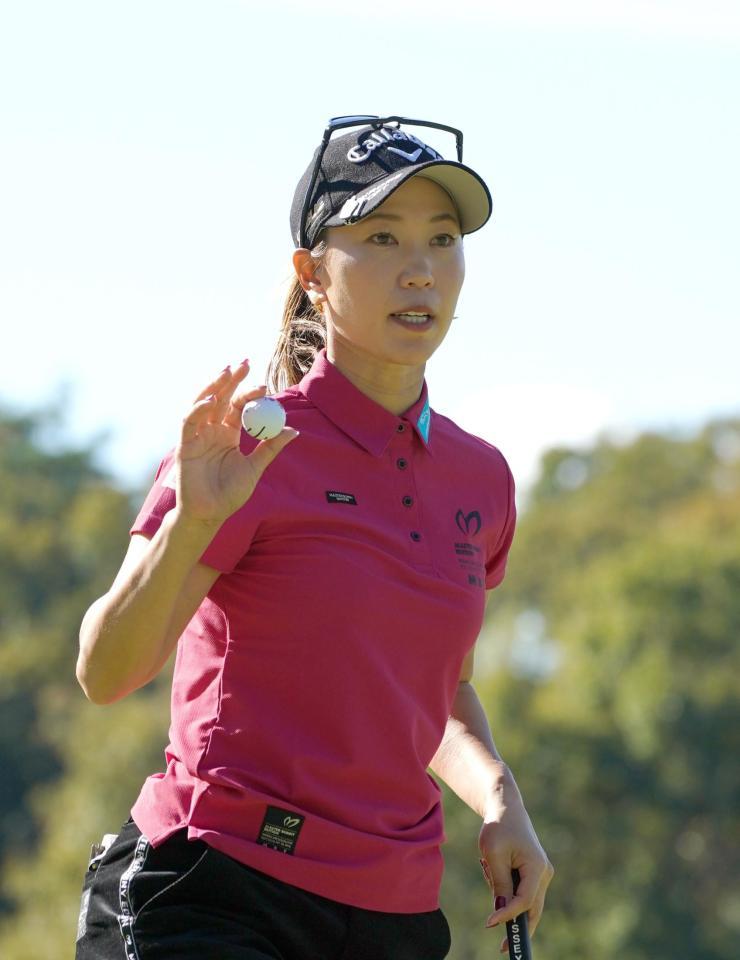 　１番、上田桃子はバーディーを決めギャラリーの声援に応える（撮影・山口登）