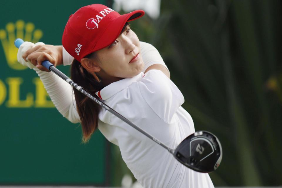 　最終ラウンド、10番でティーショットを放つ馬場咲希＝サイアムＣＣ（ＡＰ＝共同）