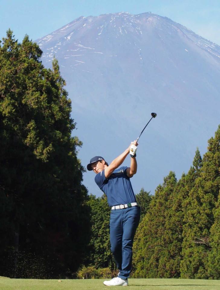 　６番、富士山を背に第２打を放つ石川遼