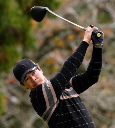 　ティーショットを放つ石川遼