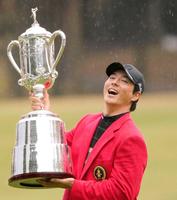 　プレーオフを制して３年ぶりとなるツアー通算１８勝目を挙げた石川遼