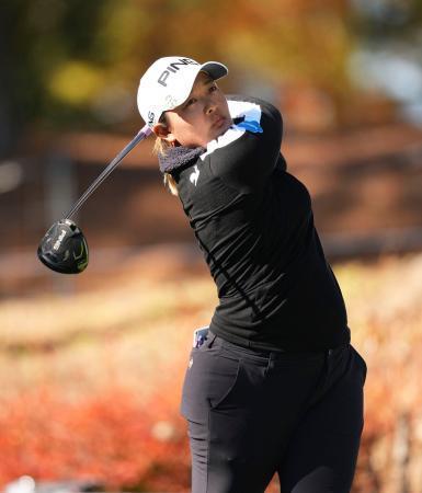 女子ゴルフ、鈴木が単独首位浮上エリエール・レディース第２日