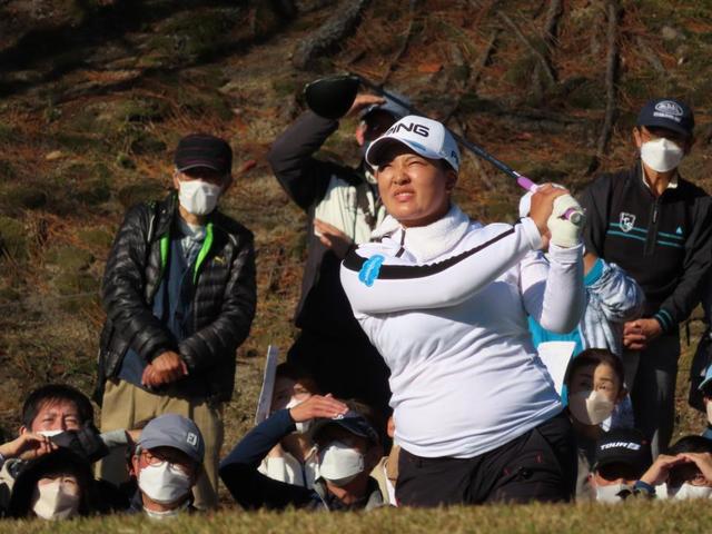 鈴木愛が２０アンダーで暫定首位　１打差２位に藤田さいき　女子ゴルフ最終組が前半終了