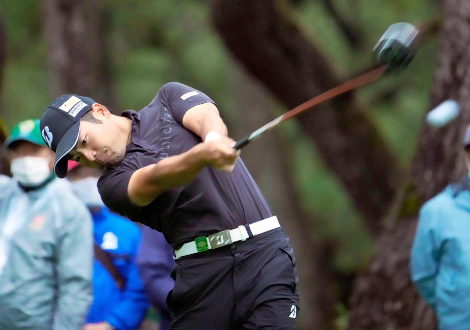 　４番でティーショットを放つ比嘉一貴
