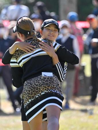 　ホールアウトした渋野日向子は原英莉花（手前）と抱き合う（撮影・北村雅宏）