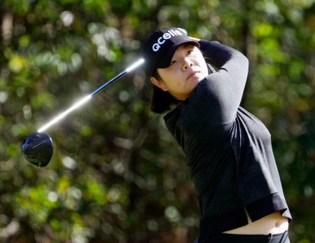 　第２日、４番でティーショットを放つイ・ミニョン。通算１１アンダーで首位＝宮崎ＣＣ