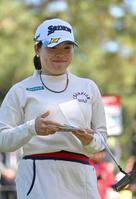 　ホールアウトした勝みなみは笑顔を見せる（撮影・北村雅宏）