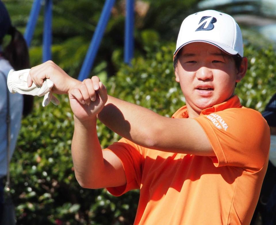 　スタート前にストレッチする佐藤快斗