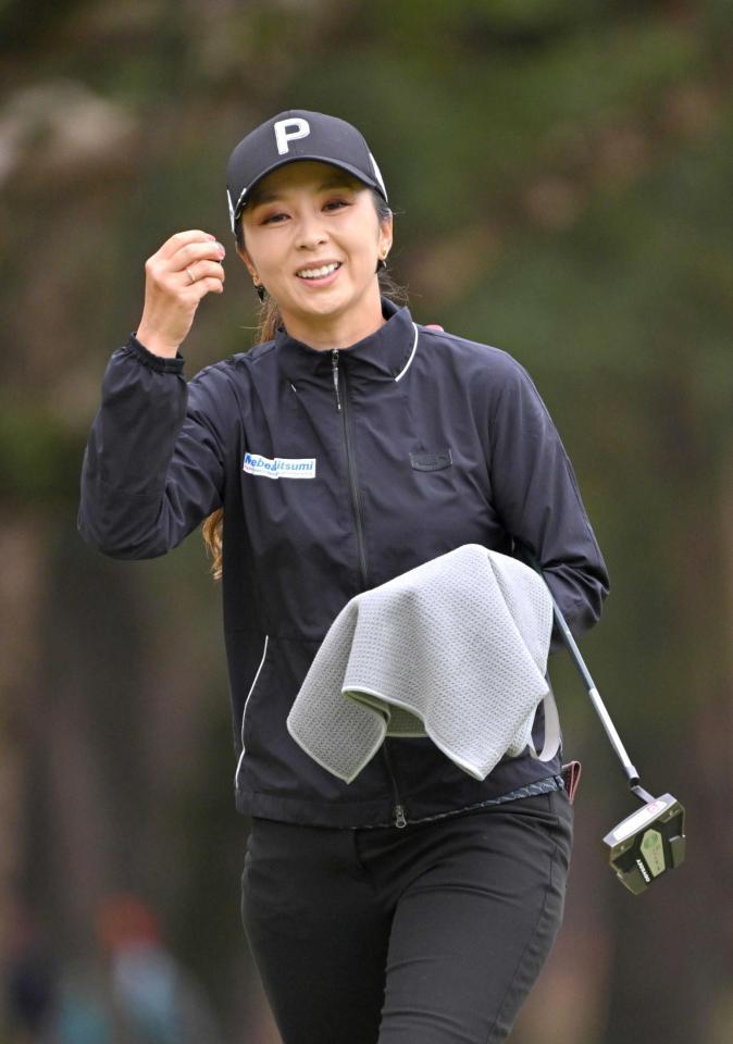 　９番のグリーン上で笑顔を見せる菊地絵理香（撮影・北村雅宏）