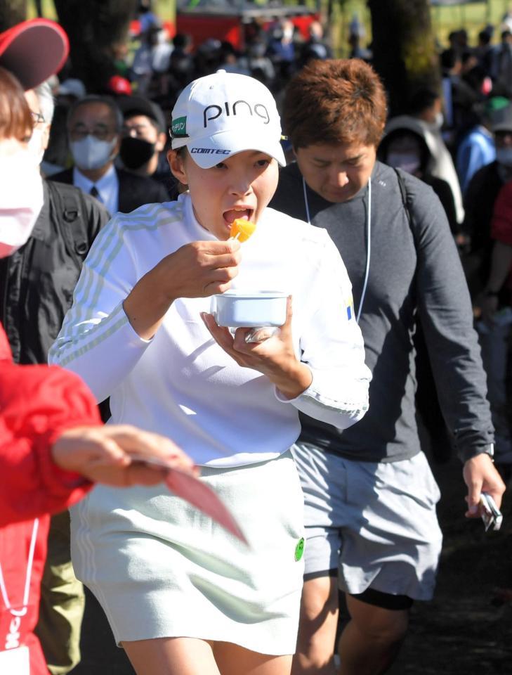 　９番ホールを終え、食べ物を口にする渋野日向子（撮影・北村雅宏）