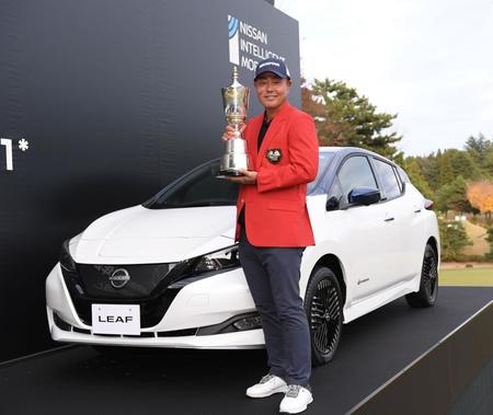 　優勝した谷原秀人には日産ＬＥＡＦが贈呈された（撮影・開出牧）