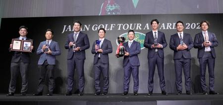 　記念写真に納まる比嘉一貴（右から４人目）ら受賞者