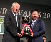 ＪＧＴＯ青木功会長からトロフィーを受け取る比嘉一貴＝東京都内のホテル