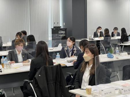 　講師の話に耳を傾ける三浦桃香（中央）