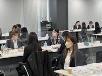 　講師の話に耳を傾ける三浦桃香（中央）