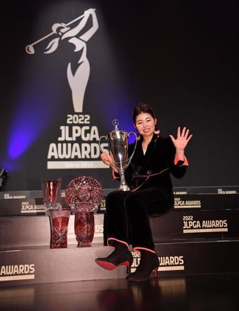 　年間最優秀選手賞を含む５部門で受賞しトロフィーを手に笑顔の山下美夢有（撮影・開出牧）
