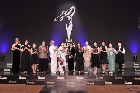 　ＪＬＰＧＡアワードでポーズを決める（左から）原英莉花、大里桃子、古江彩佳、岩井千怜、金田久美子、山崎春花、山下美夢有、西郷真央、藤田さいき、勝みなみ、桜井心那、青木瀬令奈、申ジエ（撮影・開出牧）