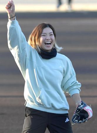 　始球式を務め、明るい表情を見せる渋野日向子（撮影・北村雅宏）