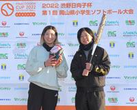 　記念写真に納まる渋野日向子（左）と原田のどか（撮影・北村雅宏）