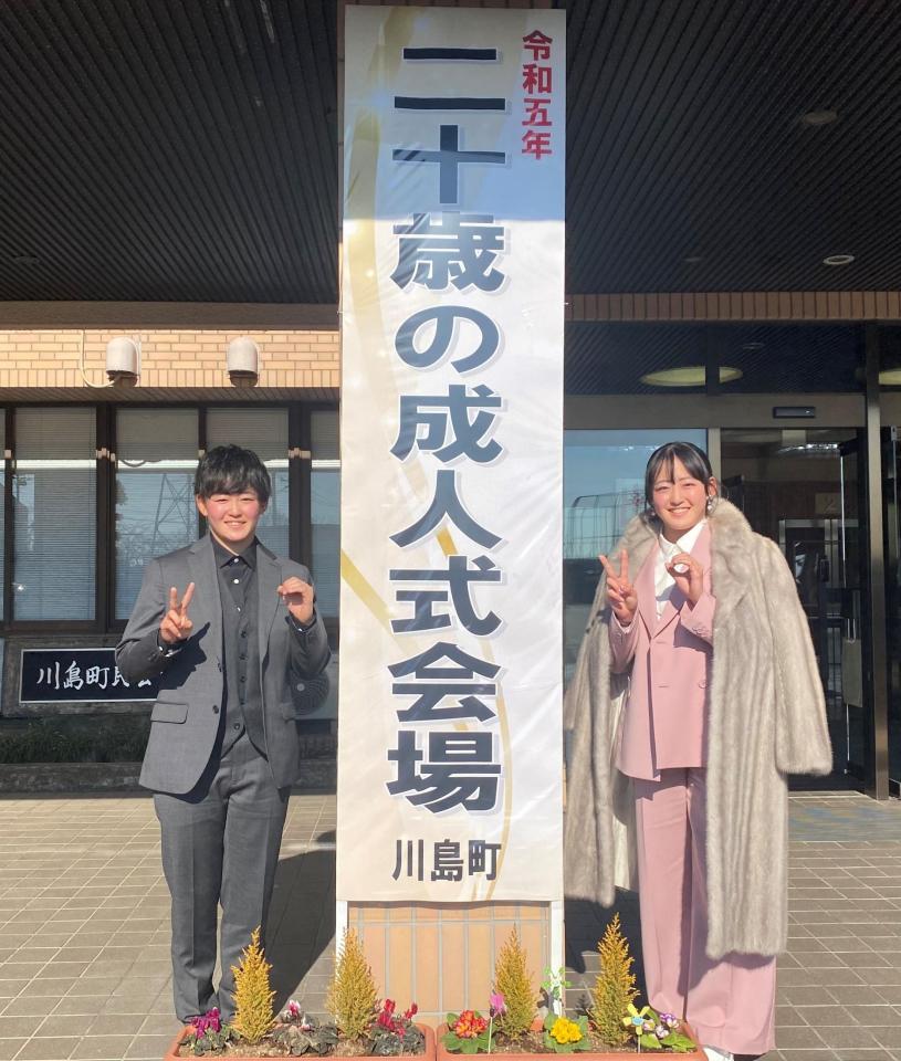 　成人式に参加した岩井明愛（左）と千怜姉妹