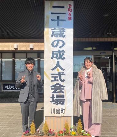 　成人式に参加した岩井明愛（左）と千怜姉妹