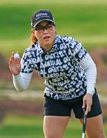 　２番でバーディーを決め、拍手に応える畑岡奈紗