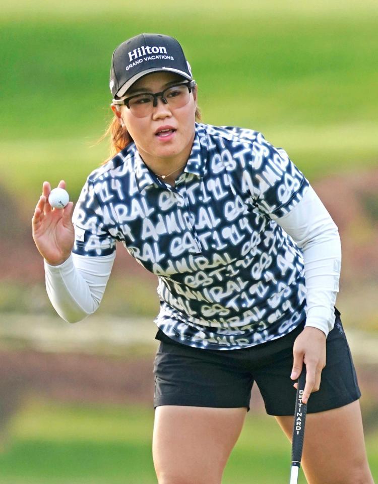 　２番でバーディーを決め、拍手に応える畑岡奈紗（共同）