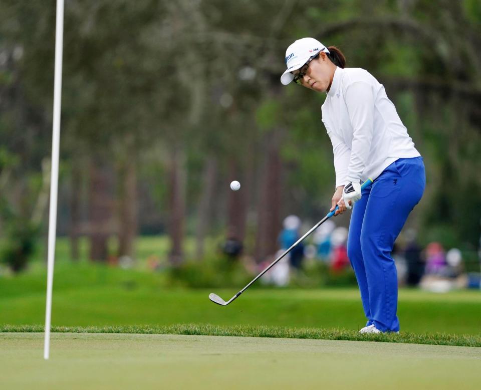 　６番でアプローチショットを放つ畑岡奈紗