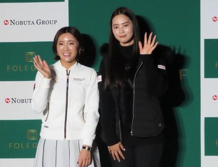 　「ＦＯＬＥ　ゴルフ」オープニング発表会に参加したイ・ボミ（左）と柏原明日架＝東京都内