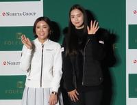 　「ＦＯＬＥ　ゴルフ」オープニング発表会に参加したイ・ボミ（左）と柏原明日架＝東京都内