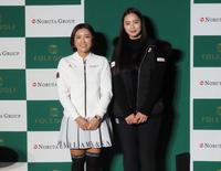 　「ＦＯＬＥ　ゴルフ」オープニング発表会に参加したイ・ボミ（左）と柏原明日架＝東京都内