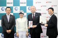 　「日本パラスポーツ協会への寄付寄贈式」に出席した菅沼（左から２人目）