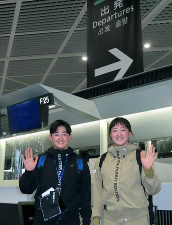 　タイに向け出発した双子姉妹の岩井明愛（左）と千怜