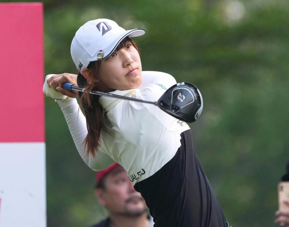 　１３番でティーショットを放つ馬場咲希