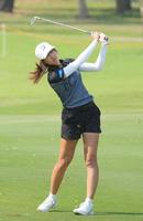 　５番でショットを放つ馬場咲希。通算９アンダーで20位（共同）