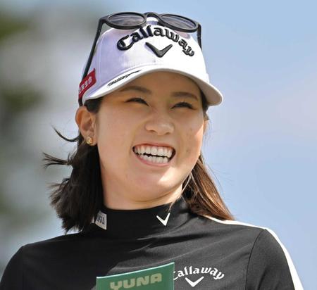 　髪の毛を短くカットし、開幕戦に臨む西村優菜（撮影・中田匡峻）