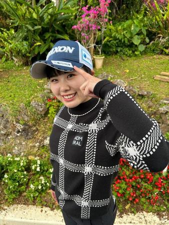 　新スポンサーのロゴを紹介する尾関彩美悠（提供：三菱ガス化学）