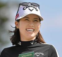 　髪の毛を短くカットし、開幕戦に臨む西村優菜（撮影・中田匡峻）