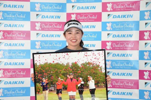 山下美夢有が「関西運動記者クラブ最優秀選手賞」受賞　写真パネル贈呈