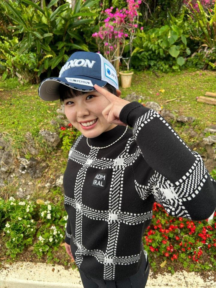 　新スポンサーのロゴを紹介する尾関彩美悠（提供：三菱ガス化学）