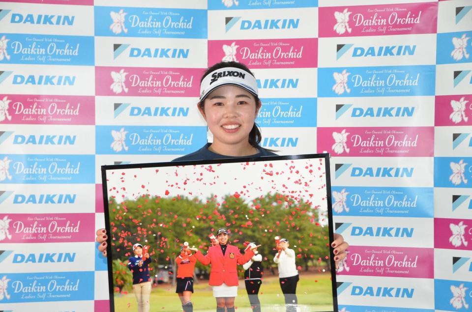 　関西スポーツ賞の写真パネルを受け取った山下美夢有