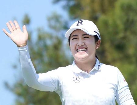 　１７番、笑顔でハイタッチに向かう