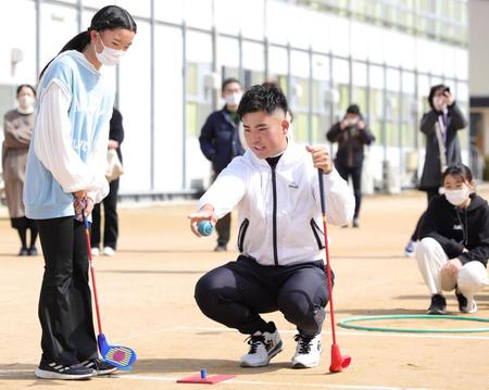 　小学生を熱心に指導する蟬川（撮影・坂部計介）